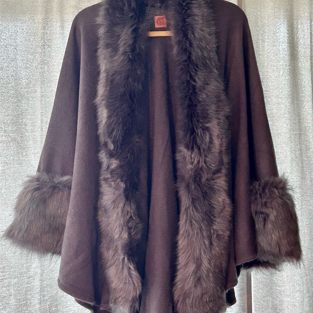 Chic Faux Fur-Trimmed Women's Poncho